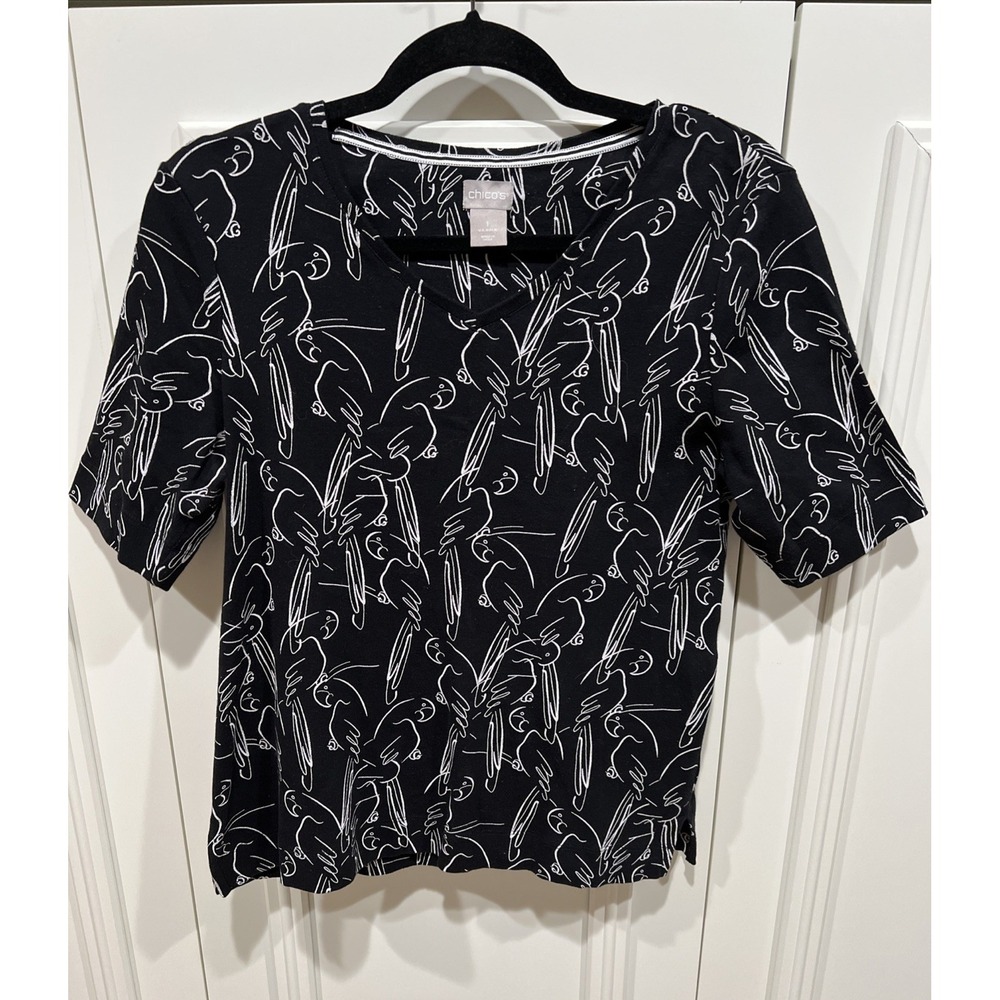 Chico's Size 1 Medium Supima Cotton V-Neck Top‎ Black White Parrot Bird Print